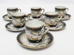 JAPÃO - GUEIXA E DRAGÕES - Antigo e belíssimo jogo de seis xícaras para café com seus respectivos pires finamente executadas em porcelana de excelente qualidade e manufatura oriental, ricamente decoradas com clássicos motivos de dragões em relevo e gueixa ao fundo das xícaras, acondicionadas em caixa original antiga. Medem 5,5 cm de altura x 9,5 cm de diâmetro. Japão meados do Século XX. Bom estado de conservação.