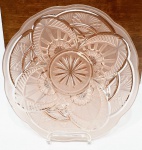 Lindo prato executado em vidrão de tonalidade dita rosé, adornado por riquíssimos trabalhos. Mede 18 cm de diâmetro. Perfeito estado de conservação.