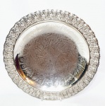 PRATAS MERIDIONAL - Lindíssima fruteira centro de mesa trabalhada em metal espessurado á prata de ótima fundição, ricamente trabalhada com ornamentação floral ao centro e belo trabalho na borda vazado, segurada por 03 pés firmes com detalhes de volutas. Mede 06 cm de altura x 39 cm de diâmetro. Bom estado de conservação