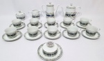 REAL - Lindíssimo jogo de chá finamente executado em porcelana de excelente qualidade e manufatura nacional, itens trabalhados com riquíssimos e elegantes motivos florais, composto por 01 chaleira, 01 bule, 01 açucareiro, 01 manteigueira, 01 leiteira e 10 xícaras com seus respectivos pires. Perfeito estado de conservação. Bule mede 18 x 18 x 08 cm. Xícaras medem 06 x 14 cm cada.