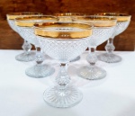 Elegante e clássico jogo de seis taças executadas finamente em cristal de tonalidade translúcida ricamente lapidadas com motivo dito bico de jaca, cobertura á ouro na borda e rica lapidação na haste. Medem 12,5 x 9,5 cm cada. Bom estado de conservação.