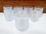 Elegante e clássico jogo de seis cálices executados finamente em cristal de tonalidade translúcida ricamente lapidadas com motivo dito bico de jaca. Medem 07 x 06 cm cada. Bom estado de conservação.