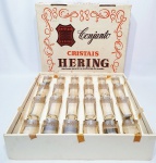 HERING - Belíssimo jogo de 24 copos executados finamente em cristal chumbo de tonalidade âmbar translúcido, riquíssima lapidação clássica á mão. Composto por 06 copos para whisky, 06 copos para água, 06 copos ditos old fashioned e 06 copinhos aperitivo-dose. Maior mede 13,5 x 07 cm. Perfeito estado de conservação, acondicionados em caixa original, sem uso. Possuem selos de manufatura.