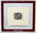 MACIEJ ANTONI BABINSKY - POLÔNIA - 1931 -  Rara gravura ricamente trabalhada, obra número 07 de 10. Assinada no C.I.D. datada de 1956. Mede aproximadamente 12 x 8,5 cm. Enquadrada em moldura moderna de madeira medindo 35 x 31 cm. Perfeito estado de conservação. NOTA SOBRE O ARTISTA: Maciej Antoni Babinski (Varsóvia, Polônia 1931). Gravador, ilustrador, pintor, desenhista, professor. Em 1940, migra com a família para a Inglaterra, por causa da Segunda Guerra Mundial, 1939-1945. Inicia sua formação artística, tendo aulas de aquarela com o padre Raphael Williams O.S.B., que o introduz na técnica da pintura ao ar livre. Em 1949, fixa-se com a família em Montreal, Canadá, onde estuda pintura com John Goodwin Lyman, na McGill University. Além disso, tem aulas de gravura com Eldon Grier e faz cursos de desenho e pintura com Goodrich Roberts, na Art Association of Montreal. No ateliê de Roberts, pinta paisagens, interiores e naturezas-mortas. Paralelamente aproxima-se do grupo de vanguarda Les Automatistes Os Automatistas, reunido em torno de Paul-Émile Borduas, e expõe com eles, em 1952, no Musée des Beaux-Arts de Montréal Museu de Belas Artes de Montreal. Ainda na fase canadense, realiza sua primeira individual, em 1953. Nesse mesmo ano, muda-se para o Brasil, e permanece no Rio de Janeiro até 1965. No período carioca entra em contato com Oswaldo Goeldi, Augusto Rodrigues e Darel, e participa de diversos salões e mostras coletivas. Realiza, em 1961, 24 águas-fortes para o livro Cadernos de João, de Aníbal Machado, editado pelos Cem Bibliófilos do Brasil. A galeria Selearte, em São Paulo, e a Petite Galerie, no Rio de Janeiro, abrigam suas primeiras individuais no Brasil, em 1962 e 1964, respectivamente. Em 1965 é convidado a lecionar no Instituto Central de Artes da Universidade de Brasília - ICA/UnB, da qual se afasta um ano depois em virtude de perseguições políticas. Após viver oito anos em São Paulo, de 1966 a 1974, muda-se para Minas Gerais, primeiro para Araguari e depois para Uberlândia, e vai lecionar na Universidade Federal de Uberlândia - UFU, onde fica de 1979 até 1987. Com a anistia política é reintegrado à UnB em 1988, lá permanece até se aposentar, em 1991, quando passa a residir em Várzea Alegre, interior do Ceará. Em 2004, é realizada a retrospectiva Babinski: 50 Anos de Brasil, no Conjunto Cultural da Caixa, em Brasília. AnáliseA experiência de viagem define os contornos da produção de Babinski, e a combinação de tradições e modelos aprendidos ao longo dos sucessivos deslocamentos que realiza confere feições particulares a sua obra. Os períodos inglês e canadense se caracterizam pela iniciação em diferentes técnicas (aquarela, pintura e gravura) e pelo contato com a arte figurativa e com as pinturas "automáticas" do grupo abstrato reunido em torno de Paul-Émile Borduas. O Brasil da década de 1950, por sua vez, possibilita o encontro com as novas figurações na pintura e com a produção gráfica de Darel, Augusto Rodrigues e Oswaldo Goeldi. A inspiração retirada do universo de Goeldi é perceptível no Álbum de Gravuras de Babinski, publicado em 1967, repleto de elementos oníricos, figuras deformadas, por vezes, grotescas. Aí também é possível notar marcas da obra de Alfred Kubin, referência para o próprio Goeldi. Se nas gravuras as incisões precisas e a profusão de traços colocam-se a serviço de composições fantásticas e alegóricas - e de temáticas de conteúdo social, Êxodo, 1967, por exemplo -, nas paisagens (aquarelas e pinturas) observa-se o gesto solto a definir planos superpostos, construídos com base em ampla gama cromática. A liberdade evidente da mão combina-se ao cuidado, quase geométrico, com a composição: "Eu creio que a minha paisagem toda é re-estruturada sempre em relação à horizontal e à vertical", diz ele.As diversas viagens realizadas pelo Brasil, por sua vez, incidem sobre o repertório do artista. Assim, as paisagens luminosas de Araguari e as panorâmicas do Triângulo Mineiro assumem o primeiro plano nos trabalhos das décadas de 1970 e 1980. As figuras humanas, jamais abandonadas, reaparecem com mais força nos anos subsequentes, em telas marcadas pela explosão de cores vivas, sempre contrastadas como Iluminados ao Vento, 2000. A localização de alguns eixos no interior da ampla produção de Babinski não deve conduzir ao estabelecimento ilusório de "fases" ou "estilos" claramente demarcados. Ao contrário, a cada novo pouso o viajante se beneficia do que vê e aprende, mas sem deixar de lado o que carrega na bagagem. As figuras deformadas (O Filho, 2003), o acento social (Chacina, 1993) e o paisagismo de tom lírico (Paisagem Crepuscular - Sítio Exu, 2003) se fazem presentes em todas as viagens. N2