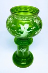 MARY GREGORY - Imponente Vaso em vidro artístico de facetado e tonalidade verde decorado com belíssima pintura esmaltada representando Anjo rico em detalhes . Mary Gregory USA final do século XIX . mede 24,5 cm de altura x 12,5 cm de diâmetro. Ótimo estado de conservação, atenção borda com bicado.  NOTA: Mary Gregory (1856-1908) foi uma artista russa que viveu nos Estados Unidos. Aprendeu a técnica de pintura com esmalte em vidro na Bohemia e essa técnica a tornou reconhecida levando a criação de uma empresa denominada Sandwich Glass Company em Cape Cod, Massachusetts. Ela foi especialmente bem conhecida por suas pinturas de crianças da era Vitoriana e tais obras de arte tem sido referidas como Mary Gregory desde 1920. O Westmoreland Glass Company de Grapeville, Pennsylvania começou a comercializar seu trabalho em vidro como Mary Gregory na década de 1920. Eles iriam criar pinturas de vidro com perfis de crianças da era Vitoriana como a artista fazia, e diziam que foi feito no estilo de Mary Gregory. Gregory, sua irmã, e, possivelmente, outros que ela tinha treinado, usaram uma tinta de esmalte branco e vidro moído em sua decoração. Para vincular a tinta ao vidro, após a aplicação ele era fundido com a peça, dessa maneira a pintura tornava-se parte do vidro.