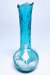 MARY GREGORY - Delicado Vaso em vidro artístico Solifleur de tonalidade azul , feitio soprado em torceil de excelente qualidade, decorado com linda pintura esmaltada representando criança . Mary Gregory USA final do século XIX . Bom estado, borda relapidada. mede 16 cm de altura x 6,0 cm de diâmetro .
