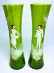 MARY GREGORY - Raro e elegante par de Vasos em vidro artístico de tonalidade verde , feitio soprado, facetado de excepcional qualidade com linda pintura esmaltada rica em detalhes . Mary Gregory USA século XIX . Ambos em Perfeito estado de conservação. medem 30 cm de altura x 8,0 cm de diâmetro .