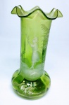 MARY GREGORY - Raro Vaso em vidro artístico de tonalidade verde , feitio soprado , facetado de excelente qualidade, decorado com linda borda tiotada e belíssima pintura esmaltada representando Menina. Mary Gregory USA final do século XIX . Perfeito estado de conservação . mede 22 cm de altura x 10 cm de diâmetro .