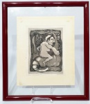MACIEJ ANTONI BABINSKY - POLÔNIA - 1931 -  Rara gravura ricamente trabalhada. Assinada no C.I.D. datada de 1967. Mede aproximadamente 17 x 22 cm. Enquadrada em moldura moderna de madeira medindo 38 x 43 cm. Perfeito estado de conservação. NOTA SOBRE O ARTISTA: Maciej Antoni Babinski (Varsóvia, Polônia 1931). Gravador, ilustrador, pintor, desenhista, professor. Em 1940, migra com a família para a Inglaterra, por causa da Segunda Guerra Mundial, 1939-1945. Inicia sua formação artística, tendo aulas de aquarela com o padre Raphael Williams O.S.B., que o introduz na técnica da pintura ao ar livre. Em 1949, fixa-se com a família em Montreal, Canadá, onde estuda pintura com John Goodwin Lyman, na McGill University. Além disso, tem aulas de gravura com Eldon Grier e faz cursos de desenho e pintura com Goodrich Roberts, na Art Association of Montreal. No ateliê de Roberts, pinta paisagens, interiores e naturezas-mortas. Paralelamente aproxima-se do grupo de vanguarda Les Automatistes Os Automatistas, reunido em torno de Paul-Émile Borduas, e expõe com eles, em 1952, no Musée des Beaux-Arts de Montréal Museu de Belas Artes de Montreal. Ainda na fase canadense, realiza sua primeira individual, em 1953. Nesse mesmo ano, muda-se para o Brasil, e permanece no Rio de Janeiro até 1965. No período carioca entra em contato com Oswaldo Goeldi, Augusto Rodrigues e Darel, e participa de diversos salões e mostras coletivas. Realiza, em 1961, 24 águas-fortes para o livro Cadernos de João, de Aníbal Machado, editado pelos Cem Bibliófilos do Brasil. A galeria Selearte, em São Paulo, e a Petite Galerie, no Rio de Janeiro, abrigam suas primeiras individuais no Brasil, em 1962 e 1964, respectivamente. Em 1965 é convidado a lecionar no Instituto Central de Artes da Universidade de Brasília - ICA/UnB, da qual se afasta um ano depois em virtude de perseguições políticas. Após viver oito anos em São Paulo, de 1966 a 1974, muda-se para Minas Gerais, primeiro para Araguari e depois para Uberlândia, e vai lecionar na Universidade Federal de Uberlândia - UFU, onde fica de 1979 até 1987. Com a anistia política é reintegrado à UnB em 1988, lá permanece até se aposentar, em 1991, quando passa a residir em Várzea Alegre, interior do Ceará. Em 2004, é realizada a retrospectiva Babinski: 50 Anos de Brasil, no Conjunto Cultural da Caixa, em Brasília. AnáliseA experiência de viagem define os contornos da produção de Babinski, e a combinação de tradições e modelos aprendidos ao longo dos sucessivos deslocamentos que realiza confere feições particulares a sua obra. Os períodos inglês e canadense se caracterizam pela iniciação em diferentes técnicas (aquarela, pintura e gravura) e pelo contato com a arte figurativa e com as pinturas "automáticas" do grupo abstrato reunido em torno de Paul-Émile Borduas. O Brasil da década de 1950, por sua vez, possibilita o encontro com as novas figurações na pintura e com a produção gráfica de Darel, Augusto Rodrigues e Oswaldo Goeldi. A inspiração retirada do universo de Goeldi é perceptível no Álbum de Gravuras de Babinski, publicado em 1967, repleto de elementos oníricos, figuras deformadas, por vezes, grotescas. Aí também é possível notar marcas da obra de Alfred Kubin, referência para o próprio Goeldi. Se nas gravuras as incisões precisas e a profusão de traços colocam-se a serviço de composições fantásticas e alegóricas - e de temáticas de conteúdo social, Êxodo, 1967, por exemplo -, nas paisagens (aquarelas e pinturas) observa-se o gesto solto a definir planos superpostos, construídos com base em ampla gama cromática. A liberdade evidente da mão combina-se ao cuidado, quase geométrico, com a composição: "Eu creio que a minha paisagem toda é re-estruturada sempre em relação à horizontal e à vertical", diz ele.As diversas viagens realizadas pelo Brasil, por sua vez, incidem sobre o repertório do artista. Assim, as paisagens luminosas de Araguari e as panorâmicas do Triângulo Mineiro assumem o primeiro plano nos trabalhos das décadas de 1970 e 1980. As figuras humanas, jamais abandonadas, reaparecem com mais força nos anos subsequentes, em telas marcadas pela explosão de cores vivas, sempre contrastadas como Iluminados ao Vento, 2000. A localização de alguns eixos no interior da ampla produção de Babinski não deve conduzir ao estabelecimento ilusório de "fases" ou "estilos" claramente demarcados. Ao contrário, a cada novo pouso o viajante se beneficia do que vê e aprende, mas sem deixar de lado o que carrega na bagagem. As figuras deformadas (O Filho, 2003), o acento social (Chacina, 1993) e o paisagismo de tom lírico (Paisagem Crepuscular - Sítio Exu, 2003) se fazem presentes em todas as viagens.