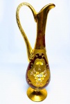 Elegante Decanter em cristal veneziano de Tonalidade vermelho ruby finamente decorado com rica cobertura a ouro e delicada ornamentação floral em relevo. Itália inicio do século XX . excelente estado de conservação, mede 33 x 11 cm.  apresenta desgaste natural do tempo.