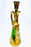 Bela Licoreira em cristal veneziano de Tonalidade verde finamente decorado com rica cobertura a ouro e delicada ornamentação floral em relevo. Itália inicio do século XX . excelente estado de conservação, mede 28 x 9,0 cm. apresenta desgaste natural do tempo.