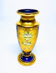 Belíssimo vaso em cristal veneziano de Tonalidade azul cobalto finamente decorado com rica cobertura a ouro e delicada ornamentação floral em relevo. Itália inicio do século XX . excelente estado de conservação, mede 16,5 x 6,5 cm.