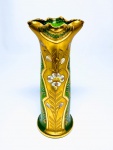 Belo e raro vaso em cristal veneziano de Tonalidade verde finamente decorado com rica cobertura a ouro e delicada ornamentação floral. Itália inicio do século XX . excelente estado de conservação, mede 21 x 8,0 cm.