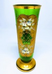 Elegante vaso em cristal veneziano de Tonalidade verde finamente decorado com rica cobertura a ouro e delicada ornamentação floral em relevo. Itália inicio do século XX . excelente estado de conservação, mede 21 x 7,5 cm.