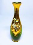 Elegante vaso em cristal veneziano de Tonalidade verde finamente decorado com rica cobertura a ouro e delicada ornamentação floral em relevo. Itália inicio do século XX . excelente estado de conservação, mede 23 x 7,0 cm.