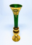 Elegante vaso Solifleur em cristal veneziano de Tonalidade verde finamente decorado com rica cobertura a ouro e delicada ornamentação floral em relevo. Itália inicio do século XX . excelente estado de conservação, mede 26 x 6,5 cm.