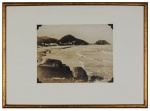 Antiga fotografia (aprox 22,5 x 17,5 cm) da praia do Guarujá-SP, enquadrada em moldura de madeira medindo 43,5 x 31,5 cm. Bom estado de conservação.