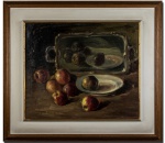 ETORE FEDERIGHI (Muzambinho-SP 1909-1978 São Paulo-SP) - Lindíssima pintura finamente executada em técnica á óleo sobre tela, representando bela cena de frutas, rico trabalho. Assinado no verso, 1972. medindo 50 x 60. Enquadrada em belíssima moldura de época em madeira nobre trabalhada medindo 84 x 74 cm. Bom estado de conservação. NOTA SOBRE O ARTISTA: Ettore Federighi(Muzambinho,24 de agostode1909São Paulo,3 de dezembrode1978) foi umpintorbrasileiro.carecede fontesFilho de Menotti Federighi e Virginia Forsato, viveu por muito tempo em Minas Gerais.1Federighi sempre teve a preocupação de retratar sua cidade no interior de Minas Gerais, onde, ainda quando criança, criou sua primeira obra. Nela foi retratada uma paisagem exuberante, do alpendre de uma casa qualquer, pertencente à sua cidade. Desse modo, o pequeno pintor frequentemente retornava ao local do avistamento para refrescar sua memória e, assim, conseguir finalizar sua primeira arte. Após o término desta, Ettore Federighi se preocupa com a moldura, pintando-a com cordão e pregos, para que fosse passado o efeito pretendido pelo pintor. Efeito esse que consistia na impressão de que a obra estivesse inclinada, para qualquer um que a visse.1Adquirindo gosto pela arte, passa a decorar diversos cômodos e paredes de sua casa, aperfeiçoando suas habilidades conforme o tempo.1Porém, foi apenas após realizar uma pintura retratando o rosto do menino Jesus que recebeu seu primeiro reconhecimento, sendo chamado para trabalhar em um circo, na cidade em que morava. Com o decorrer do tempo foi convidado, por esse mesmo circo, a fazer uma viagem à Europa, mas que recusou por motivos ainda desconhecidos.1Sobre seu estilo, é possível dizer que prezava muito pelas proporções, apreciando técnicas de quadricular o papel e estabelecendo simetrias, como que se estivesse ampliando uma fotografia. Esse conjunto de características foi o que o destacou dos demais artistas, trazendo originalidade e diferença à sua obra. Dentre seus gostos, apreciava retratar prédios, placas, painéis, letreiros, sendo assim convidado para decorar a Igreja de Paraisópolis em Minas Gerais, quando tinha apenas 15 anos de idade.1Dentre suas habilidades não diretamente relacionadas com a pintura, tocava violão, piano, flauta, gaita, clarineta, entre outros, apenas de ouvido. Também era próximo do ofício de plasmar máscaras em barro e gesso, as quais pintava e vendia no carnaval, como forma de expressar seu talento eclético.1Como se não bastasse, ainda lecionou pintura por fiversos anos na capital de São Paulo, onde deixou inúmeros alunos da alta sociedade paulista.