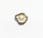 Belíssimo Anel em prata de lei espessurada a ouro branco , design moderno exclusivo de excepcional ourivesaria com linda Pérola de 10 mm, adornada por rico trabalho e majestosa cravação de Citrinos. perfeito estado de conservação, sem uso. aro mede 1,9 cm . Origem Tailândia e Brasil .