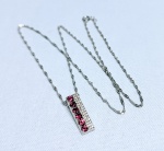 Elegante colar em prata de lei espessurada a ouro branco , design exclusivo de excepcional ourivesaria. Pingente com Granadas Rodolitas de 2.5 mm, clássica lapidação diamante, adornadas por rico trabalho e delicada incrustação de Zirconias, corrente com bela malha trançada. perfeito estado de conservação, sem uso. corrente mede 44 cm, pingente 1,7 x 0,5 cm. Origem Moçambique.
