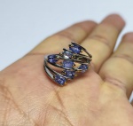 Elegante Anel em prata espessurada a ouro branco , design moderno exclusivo com linda cravação de Tanzanitas de 5.0 x 3.0 mm, clássica lapidação oval brilhante, adornadas por rico trabalho. Perfeito estado de conservação , sem uso . aro mede 1,9 cm, armação 1,8 x 2,0 cm . Origem Tanzânia.