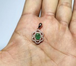 Belo Pingente em prata de lei espessurada a ouro rose, design moderno exclusivo de excepcional ourivesaria com Esmeralda de 6.0 x 4.0 mm , clássica lapidação oval brilhante, adornada por rico trabalho e bela coroa de Zirconias. perfeito estado de conservação, sem uso. Mede 2,2 x 1,2 cm . Origem Brasil.