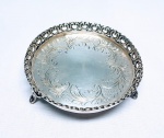 Bela salva em Prata de Lei teor 900, feitio de excepcional ourivesaria com rico trabalho floral , grade fenestrada e pés decorados em rocaille. Brasil  inicio do século XX . Excelente estado de conservação , mede 2,5 cm de altura x 10 cm de diâmetro . peso bruto 94 gramas.