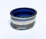 BIRMINGHAM - Elegante Saleiro em prata de lei teor 925, feitio de excepcional ourivesaria com rico trabalho e recipiente em vidro azul cobalto. Marcas para a cidade de Birmingham, Inglaterra principio do séc XX. mede 3,0 x 5,5 x 4,0 cm. Excelente estado de conservação.