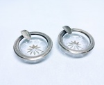 Elegante par de Cinzeiros em prata de lei teor 925, feitio de excepcional ourivesaria com rico trabalho e recipiente em vidro lapidado. Brasil meados do século XX. medem aprox 2,0 x 5,5 cm. Bom estado de conservação.