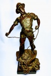 ARTHUR WAAGEN ( 1833-1898 ) - ''SECOURS '' MAGNIFICA ESCULTURA EM BRONZE PATINADO DE EXCELENTE QUALIDADE ESCULTÓRICA COM RICA EXPRESSÃO E MOVIMENTO REPRESENTANDO TEMA NAÚTICO. FRANÇA INICIO DO SÉCULO XX. ÓTIMO ESTADO DE CONSERVAÇÃO. MEDE APROX 58 X 28 X 24 CM. NOTA : Arthur Waagen foi um escultor e animalista alemão, membro do movimento do século XIX especializado no retrato realista de animais. Celebrado em seu tempo por suas esculturas de bronze fundidas orientalistas, o artista frequentemente retratava imagens associadas à cultura muçulmana do norte da África, iconografia de caça esportiva e temas históricos ou da cultura popular. Ele é mais conhecido por suas representações de cães, frequentemente acompanhando outras figuras contextuais para criar pequenas vinhetas narrativas. Um exemplo é uma de suas obras mais populares: Kabyle au retour de la Chasse (1869), uma escultura que mostra um membro da tribo Beber montado a cavalo e cercado por cães de caça, que o artista lançou várias vezes - um dos quais agora está alojado em o Museu Dahesh em Nova York. Nascido em 1833 na Prússia Oriental, Waagen viajou para a França para seguir sua carreira artística e montou um estúdio na rua parisiense Cours-de-Vincennes. Waagen expôs regularmente nos Salões de Paris de 1869 a 1887 e morreu em 1898.