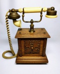 TELEART - RARO E BELÍSSIMO TELEFONE CONSTRUÍDO EM MADEIRA NOBRE COM RICO ENTALHE, FINO ACABAMENTO E GUARNIÇÕES DE METAL E BAQUELITE. PRECIOSA MANUFATURA TELEART. BRASIL MEADOS DO SÉCULO XX. EXCELENTE ESTADO DE CONSERVAÇÃO. MEDE APROX 32 X 26 X 14 CM. MECANISMO E FIAÇÃO SEM TESTE, APARENTAM BOM ESTADO.