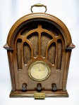 CLÁSSICO E ELEGANTE RÁDIO MODELO VINTAGE 1934, MANUFATURA THOMAS COLLECTOR'S EDITION RADIO. FUNÇÕES AM , FM E FITA CASSETTE. CAIXA EM MADEIRA, MOSTRADOR ANALÓGICO E BOTÕES DE BAQUELITE. MECANISMO FUNCIONANDO NO ESTADO. MANUFATURA THOMAS COLLECTOR'S. ÓTIMO ESTADO DE CONSERVAÇÃO. MEDE APROX 34 X 26 X 20 CM.