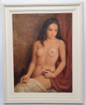 VICENTE CARUSO (SÃO PAULO-SP, 1912-1986, SÃO PAULO-SP)  - Lindíssima e clássica pintura executada finamente em técnica á óleo sobre tela representando cena de nu feminino rica em movimentos. Assinada no C.I.D. Mede 60 x 83 cm. Enquadrada em moldura de época em madeira nobre trabalhada medindo 82 x 102 cm. Bom estado de conservação. NOTA SOBRE O ARTISTA: (1912-1986) - Pouquíssimas pessoas no Brasil conhecem ou pelo menos ouviram falar de Vicente Caruso. Menos ainda são capazes de saber quem ele foi e o que fez de relevante em seus 74 anos de vida. No entanto, centenas de milhares, milhões talvez de brasileiros fazem questão de exibir nas paredes de suas casas uma figura de Cristo, reprodução de um famoso quadro pintado por ele. Por que isso acontece? Por que a maior parte das pessoas que adquiriam a pintura por achá-la bonita não se preocupava em olhar a assinatura e saber o nome do autor. Em muitos casos, inclusive, não aparecem a assinatura e o nome do autor, graças à ação de espertalhões, que em atos de autêntica pirataria, imprimem a gravura sem autorização dos herdeiros e ainda cometem a ousadia de, em flagrante desrespeito à memória do artista, apagar o seu nome.