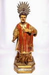 SÃO LOURENÇO DIÁCONO E MÁRTIR - RARÍSSIMA ESCULTURA EM MADEIRA DOURADA E POLICROMADA COM RICO ENTALHE, FINO ACABAMENTO E EXPRESSIVOS OLHOS DE VIDRO. REMETE AOS GRANDES MESTRES DO PASSADO. BRASIL SÉCULO XIX. Mede 43 X 17 X 15 CM.