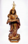 BELÍSSIMA IMAGEM DE NOSSA SENHORA DA APRESENTAÇÃO EM MADEIRA DOURADA, POLICROMADA COM RICO ENTALHE, FINO ACABAMENTO E EXPRESSIVOS OLHOS DE VIDRO. REMETE AOS GRANDES MESTRES DO PASSADO. PORTUGAL SÉCULO XIX. Mede 27,5 X 11 X 7,5 CM.