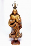 NOSSA SENHORA DA CONCEIÇÃO - Linda imagem em madeira dourada e policromada com rico entalhe, acabamento e expressivos olhos de vidro representando a Virgem em sua tradicional postura com mãos postas e pisando em nuvem com crescente lunar e cabeça de anjos sobre globo terrestre. Brasil Bahia século XIX. mede 28,5 x 12 x 7,0 cm.