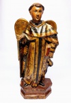 SÃO TOMÁS DE AQUINO Raríssima imagem do Santo representado com asas. Escultura em madeira, de fino lavor artístico com expressivos olhos de vidro . Na iconografia cristã são pouquíssimos os santos homens que recebem essa distinção na sua representação. De fato, ela é utilizada para dois santos dominicanos: São Tomás de Aquino, o Doutor Angélico e São Vicente Ferrer o anunciador do apocalipse. Portugal, sec. XIX. mede 27,5 x 12 x 6,0 cm. 