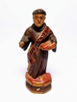 BELA IMAGEM EM MADEIRA POLICROMADA REPRESENTANDO RARA ESCULTURA DE SANTO . BRASIL SÉCULO XIX . Mede 15,5 x 5,5 x 3,5 cm. 