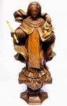 NOSSA SENHORA DA GUIA COM MENINO JESUS - Linda imagem em madeira com fino entalhe e rico acabamento representando a Virgem em sua tradicional postura pisando em nuvem com crescente lunar e cabeça de anjos sobre globo terrestre. Portugal século XIX. mede 34 x 15 x 10 cm.