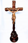MAGNIFICO CRUXIFIXO EM MADEIRA NOBRE FINAMENTE DECORADA COM RICO TRABALHO E FINO ACABAMENTO. CRISTO PRIMOROSAMENTE ENTALHADO, POLICROMADO COM LINDA EXPRESSÃO E RIQUEZA NOS DETALHES. BRASIL INICIO DO SÉCULO XIX. EXCELENTE ESTADO DE CONSERVAÇÃO. MEDE 62 X 24 CM.
