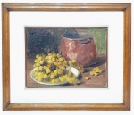 ETORE FEDERIGHI (Muzambinho-SP 1909-1978 São Paulo-SP) - Lindíssima pintura finamente executada em técnica á óleo sobre tela grudada em placa, representando bela cena de uvas, rico trabalho. Assinado no C.I.E. Mede 30 x 40. Enquadrada em belíssima moldura de época em madeira nobre ricamente trabalhada medindo 55 x 65 cm. Bom estado de conservação. NOTA SOBRE O ARTISTA: Ettore Federighi(Muzambinho,24 de agostode1909São Paulo,3 de dezembrode1978) foi umpintorbrasileiro.carecede fontesFilho de Menotti Federighi e Virginia Forsato, viveu por muito tempo em Minas Gerais.1Federighi sempre teve a preocupação de retratar sua cidade no interior de Minas Gerais, onde, ainda quando criança, criou sua primeira obra. Nela foi retratada uma paisagem exuberante, do alpendre de uma casa qualquer, pertencente à sua cidade. Desse modo, o pequeno pintor frequentemente retornava ao local do avistamento para refrescar sua memória e, assim, conseguir finalizar sua primeira arte. Após o término desta, Ettore Federighi se preocupa com a moldura, pintando-a com cordão e pregos, para que fosse passado o efeito pretendido pelo pintor. Efeito esse que consistia na impressão de que a obra estivesse inclinada, para qualquer um que a visse.1Adquirindo gosto pela arte, passa a decorar diversos cômodos e paredes de sua casa, aperfeiçoando suas habilidades conforme o tempo.1Porém, foi apenas após realizar uma pintura retratando o rosto do menino Jesus que recebeu seu primeiro reconhecimento, sendo chamado para trabalhar em um circo, na cidade em que morava. Com o decorrer do tempo foi convidado, por esse mesmo circo, a fazer uma viagem à Europa, mas que recusou por motivos ainda desconhecidos.1Sobre seu estilo, é possível dizer que prezava muito pelas proporções, apreciando técnicas de quadricular o papel e estabelecendo simetrias, como que se estivesse ampliando uma fotografia. Esse conjunto de características foi o que o destacou dos demais artistas, trazendo originalidade e diferença à sua obra. Dentre seus gostos, apreciava retratar prédios, placas, painéis, letreiros, sendo assim convidado para decorar a Igreja de Paraisópolis em Minas Gerais, quando tinha apenas 15 anos de idade.1Dentre suas habilidades não diretamente relacionadas com a pintura, tocava violão, piano, flauta, gaita, clarineta, entre outros, apenas de ouvido. Também era próximo do ofício de plasmar máscaras em barro e gesso, as quais pintava e vendia no carnaval, como forma de expressar seu talento eclético.1Como se não bastasse, ainda lecionou pintura por fiversos anos na capital de São Paulo, onde deixou inúmeros alunos da alta sociedade paulista.
