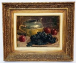 ETORE FEDERIGHI (Muzambinho-SP 1909-1978 São Paulo-SP) - Lindíssima pintura finamente executada em técnica á óleo sobre tela grudada em placa, representando bela cena de frutas, rico trabalho. Assinado no C.I.E. Mede 24 x 32. Enquadrada em belíssima moldura de época em madeira nobre ricamente trabalhada medindo 41,5 x 50 cm. Bom estado de conservação. NOTA SOBRE O ARTISTA: Ettore Federighi(Muzambinho,24 de agostode1909São Paulo,3 de dezembrode1978) foi umpintorbrasileiro.carecede fontesFilho de Menotti Federighi e Virginia Forsato, viveu por muito tempo em Minas Gerais.1Federighi sempre teve a preocupação de retratar sua cidade no interior de Minas Gerais, onde, ainda quando criança, criou sua primeira obra. Nela foi retratada uma paisagem exuberante, do alpendre de uma casa qualquer, pertencente à sua cidade. Desse modo, o pequeno pintor frequentemente retornava ao local do avistamento para refrescar sua memória e, assim, conseguir finalizar sua primeira arte. Após o término desta, Ettore Federighi se preocupa com a moldura, pintando-a com cordão e pregos, para que fosse passado o efeito pretendido pelo pintor. Efeito esse que consistia na impressão de que a obra estivesse inclinada, para qualquer um que a visse.1Adquirindo gosto pela arte, passa a decorar diversos cômodos e paredes de sua casa, aperfeiçoando suas habilidades conforme o tempo.1Porém, foi apenas após realizar uma pintura retratando o rosto do menino Jesus que recebeu seu primeiro reconhecimento, sendo chamado para trabalhar em um circo, na cidade em que morava. Com o decorrer do tempo foi convidado, por esse mesmo circo, a fazer uma viagem à Europa, mas que recusou por motivos ainda desconhecidos.1Sobre seu estilo, é possível dizer que prezava muito pelas proporções, apreciando técnicas de quadricular o papel e estabelecendo simetrias, como que se estivesse ampliando uma fotografia. Esse conjunto de características foi o que o destacou dos demais artistas, trazendo originalidade e diferença à sua obra. Dentre seus gostos, apreciava retratar prédios, placas, painéis, letreiros, sendo assim convidado para decorar a Igreja de Paraisópolis em Minas Gerais, quando tinha apenas 15 anos de idade.1Dentre suas habilidades não diretamente relacionadas com a pintura, tocava violão, piano, flauta, gaita, clarineta, entre outros, apenas de ouvido. Também era próximo do ofício de plasmar máscaras em barro e gesso, as quais pintava e vendia no carnaval, como forma de expressar seu talento eclético.1Como se não bastasse, ainda lecionou pintura por fiversos anos na capital de São Paulo, onde deixou inúmeros alunos da alta sociedade paulista.