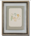 LEONOR FINI (BUENOS AIRES,1907-1996, PARIS-FRA) - ´´COLEÇÃO DESFILE DOS GATOS´´ Epreuve dartiste 33/35 - Preciosíssima gravura ricamente trabalhada com motivo de gatos em roda, rica em cores e movimentos. Mede aproximadamente 17 x 24 cm (branco). Assinada no C.I.D. Enquadrada em moldura de metal prateado medindo 37 x 46 cm. Bom estado de conservação. NOTA SOBRE A ARTISTA: Nascida em Buenos Aires, filha de pais argentinos e italianos, Leonor cresceu em Trieste, Itália, criada pela sua independente e determinada mãe, Malvina. Foi uma artista autodidata, aprendendo anatomia diretamente dos estudos de cadáveres no necrotério local e absorvendo técnicas dos velhos mestres através de livros e visitando museus. Após começar a pintar, foi para Milão, onde participou de sua primeira exposição individual em 1929, e depois em Paris em 1931. Sua personalidade vivaz e suas roupas extravagantes garantiram-lhe um foco no mundo da arte parisiense e ela logo desenvolveu relacionamentos estreitos com os principais escritores e pintores surrealistas, incluindo Paul Eluard, Salvador Dali, Man Ray e Max Ernst, que se tornou seu amante por um tempo. O único surrealista que não podia suportar por causa de sua misoginia era André Breton. Embora ela repetidamente exibisse com eles, ela nunca se considerava surrealista. O negociante americano Julien Levy, muito impressionado com a pintura de Fini e ferido por seus encantos excêntricos, convidou-a para Nova York em 1936, onde participou de uma exposição de galeria conjunta com Max Ernst e conheceu muitos surrealistas americanos, incluindo Joseph Cornell e Pavel Tchelitchew. O trabalho dela foi incluído na exposição de arte fantástica, Dada e Surrealismo do MoMA, juntamente com De Chirico, Dali, Ernst e Yves Tanguy. Em 1939, em Paris, organizou uma exposição de móveis surrealistas para seu amigo de infância, Leo Castelli, para a abertura de sua primeira galeria. As apresentações aos catálogos da exposição foram escritas por De Chirico, Ernst e Jean Cocteau. Um tema predominante da arte de Fini é a relação complexa entre os sexos, principalmente a interação entre a mulher dominante e o macho passivo e andrógino. Em muitas de suas obras mais poderosas, a fêmea assume a forma de uma esfinge, muitas vezes com a cara da artista. Fini também foi uma retratista bem sucedida. Entre seus tópicos estavam Stanislao Lepri e Constantin (Kot) Jelenski (dois de seus amantes de longa data, com quem vivia simultaneamente, juntamente com mais de uma dúzia de gatos) e seus amigos, o escritor Jean Genet, as atrizes Maria Casarès, Anna Magnani, Alida Valli, e Suzanne Flon, a bailarina Margot Fonteyn, o diretor de cinema Luchino Visconti, os artistas Meret Oppenheim e Leonora Carrington, e as socialites Francesca Ruspoli e Hélène Rochas. O amor de Fini pelo design para o palco e a tela pode ter derivado de sua paixão por máscaras extravagantes, trajes elaborados e drama fantástico. Ela criou projetos, figurinos e posters premiados para a Ópera de Paris e a Associação Metropolitana de Ópera, Le Palais de cristal de George Balanchine (agora chamado Sinfonia em C), Les Demoiselles de la nuit de Anouilh, Romeu e Julieta de Renato Castellani, Wagner's Tannhäuser, Bérénice de Racine, The Maids e The Balcony de Jean Genet, o 8 1/2 de Federico Fellini e A Walk With Love de John Huston, o primeiro filme de Anjelica Huston.
