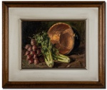 ETORE FEDERIGHI (Muzambinho-SP 1909-1978 São Paulo-SP) - Lindíssima pintura finamente executada em técnica á óleo sobre tela grudada em placa, representando bela natureza morta de mesa com frutos, rico trabalho. Assinado no C.I.E. Mede 30 x 40. Enquadrada em belíssima moldura de época em madeira nobre ricamente trabalhada medindo 55 x 65 cm. Bom estado de conservação. NOTA SOBRE O ARTISTA: Ettore Federighi(Muzambinho,24 de agostode1909São Paulo,3 de dezembrode1978) foi umpintorbrasileiro.carecede fontesFilho de Menotti Federighi e Virginia Forsato, viveu por muito tempo em Minas Gerais.1Federighi sempre teve a preocupação de retratar sua cidade no interior de Minas Gerais, onde, ainda quando criança, criou sua primeira obra. Nela foi retratada uma paisagem exuberante, do alpendre de uma casa qualquer, pertencente à sua cidade. Desse modo, o pequeno pintor frequentemente retornava ao local do avistamento para refrescar sua memória e, assim, conseguir finalizar sua primeira arte. Após o término desta, Ettore Federighi se preocupa com a moldura, pintando-a com cordão e pregos, para que fosse passado o efeito pretendido pelo pintor. Efeito esse que consistia na impressão de que a obra estivesse inclinada, para qualquer um que a visse.1Adquirindo gosto pela arte, passa a decorar diversos cômodos e paredes de sua casa, aperfeiçoando suas habilidades conforme o tempo.1Porém, foi apenas após realizar uma pintura retratando o rosto do menino Jesus que recebeu seu primeiro reconhecimento, sendo chamado para trabalhar em um circo, na cidade em que morava. Com o decorrer do tempo foi convidado, por esse mesmo circo, a fazer uma viagem à Europa, mas que recusou por motivos ainda desconhecidos.1Sobre seu estilo, é possível dizer que prezava muito pelas proporções, apreciando técnicas de quadricular o papel e estabelecendo simetrias, como que se estivesse ampliando uma fotografia. Esse conjunto de características foi o que o destacou dos demais artistas, trazendo originalidade e diferença à sua obra. Dentre seus gostos, apreciava retratar prédios, placas, painéis, letreiros, sendo assim convidado para decorar a Igreja de Paraisópolis em Minas Gerais, quando tinha apenas 15 anos de idade.1Dentre suas habilidades não diretamente relacionadas com a pintura, tocava violão, piano, flauta, gaita, clarineta, entre outros, apenas de ouvido. Também era próximo do ofício de plasmar máscaras em barro e gesso, as quais pintava e vendia no carnaval, como forma de expressar seu talento eclético.1Como se não bastasse, ainda lecionou pintura por fiversos anos na capital de São Paulo, onde deixou inúmeros alunos da alta sociedade paulista.