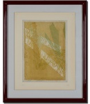 FAYGA OSTROWER (LÓDZ-POLÔNIA, 1920-2001, RIO DE JANEIRO-RJ) - Preciosa gravura ricamente trabalhada da renomada artista, edição 31/50, rica em movimentos. Assinada no canto inferior esquerdo central datada de 1966. Mede aproximadamente 23 x 33 cm. Enquadrada em moderna moldura de madeira medindo 44 x 53 cm. Bom estado de conservação. NOTA SOBRE A ARTISTA: Fayga Perla Ostrower foi uma artista plástica brasileira nascida na Polônia. Atuou como gravadora, pintora, desenhista, ilustradora, teórica da arte e professora. Gravadora de arte abstrata internacionalmente reconhecida, em 1958, na Itália, foi premiada na edição XXIX, da Bienal de Veneza. Wikipédia. Fayga Perla Ostrower (Lodz, Polônia, 1920  Rio de Janeiro, Rio de Janeiro, 2001). Gravadora, pintora, desenhista, ilustradora, ceramista, escritora, teórica da arte, professora. Precursora da abstração na técnica da gravura, exerce também importante atividade como educadora e escritora. Vem para o Brasil em 1934 e se estabelece no Rio de Janeiro. Cursa artes gráficas na Fundação Getúlio Vargas (FGV), em 1947, onde estuda xilogravura com o pintor austríaco Axl Leskoschek (1889-1975) e gravura em metal com ítalo-brasileiro Carlos Oswald (1882-1971). Na década de 1940, realiza gravuras figurativas, de linguagem expressionista e cubista, como ocorre em Lavadeiras (1947), tratando frequentemente de temas sociais. Nas várias gravuras com o tema  da maternidade, os traços são delicados, com delineamento bastante sintético das figuras. A artista realiza também ilustrações para periódicos e livros. Trabalha tanto com gravura em metal quanto com xilogravura, técnica que prevalece durante sua primeira individual, em 1948.A partir de 1953, a artista abandona a figuração e volta-se para o abstracionismo. Como aponta o crítico Antônio Bento (1902-1988), nas gravuras da artista os elementos formais assumem, por vezes, caráter arquitetônico, pela ordenação que ela imprime às linhas, aos ritmos e às cores. O jogo harmônico de planos coloridos verticais e horizontais estabelece contraponto aos efeitos cromáticos. Em 1955, viaja para Nova York como bolsista da Fulbright Comission, trabalha no Brooklyn Museum Art School e estuda gravura no Atelier 17, do artista britânico Stanley William Hayter (1901-1988). É agraciada com importantes premiações, como o Grande Prêmio Nacional de Gravura da Bienal de São Paulo, em 1957, e o Grande Prêmio Internacional de Veneza, em 1958.  A artista também tem longa trajetória como docente. Entre 1954 e 1970, leciona no Museu de Arte Moderna do Rio de Janeiro (MAM/SP). Ao longo dos anos de 1960, ministra aulas na Spellman College, Atlanta, nos Estados Unidos, e na Slade School da Universidade de Londres, na Inglaterra. Atua na pós-graduação de universidades brasileiras e procura expandir o alcance da arte, desenvolvendo cursos para operários e centros comunitários. Em suas gravuras, apresenta rigor expressivo e uso impactante da cor, que cria espacialidades luminosas, além de técnica apurada e questionamento incessante sobre a essência da criação artística. A partir da década de 1970, dedica-se à aquarela, nas quais retoma sugestões de paisagem e se revela mais lírica.Em 1969, a Biblioteca Nacional do Rio de Janeiro lança um álbum de gravuras realizadas entre 1954 e 1966. Atuando como escritora e teórica da arte, publica livros sobre questões de arte e criação artística, entre eles Criatividade e processos de criação (1978), Universos da arte (1983), Acasos e criação artística (1990) e A sensibilidade do intelecto (1998).  Em 1983, é realizada no Museu Nacional de Belas Artes (MNBA) a retrospectiva dos quarenta anos de sua obra gráfica e, em 1995, a exposição Gravuras 1950-1995, no Centro Cultural Banco do Brasil (CCBB), no Rio de Janeiro. Em 2001 é lançado pela GMT Editora o livro Fayga Ostrower, organizado por Carlos Martins.Fayga Ostrower explora a expressão artística de diferentes formas e ângulos. Como gravadora e pintora, desenvolva a temática social e a linguagem abstrata com rigor técnico e apuro no uso das cores e, por meio da educação e da escrita, tematizou o processo de criação e buscou ampliar o acesso à arte.