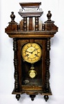 JUNGHANS GERMANY - Clássico relógio Carrilhão de coleção finamente executado em madeira nobre decorada com rico trabalho e acabamento, mostrador com algarismo romano . Maquinário com mecanismo a corda funcionando, toca de meia em meia hora. Preciosa manufatura Junghans , Alemanha final do século XIX . Ótimo estado de conservação, revisado, funcionando com belo som. mede 76 x 34 x 18 cm . NOTA: Fábrica de relógios Junghans foi fundado em 1861 em Schramberg, na Floresta Negra. Em 1903, a empresa tinha mais de 3.000 funcionários, tornando-se a maior fabricante de relógios do mundo. Mais tarde, a Junghans se tornou o maior fabricante de cronômetros da Alemanha por meio do desenvolvimento de fábricas precisas.  A empresa de longa data remonta a 160 anos de história. Até hoje, todos os relógios foram fabricados com o maior cuidado em Schramberg. As altas exigências de design e qualidade, bem como a competência tecnológica tornam os relógios com a estrela verdadeiros clássicos.