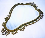 ELEGANTE ESPELHO BISOTE ADORNADO POR BELÍSSIMA MOLDURA EM BRONZE DE EXCELENTE FUNDIÇÃO. MEDE 78 X 56 CM. ÓTIMO ESTADO DE CONSERVAÇÃO.