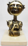 INOS CORRADIN com certificado - ''Menina com Gato'' - Raríssima e belíssima escultura em bronze patinado com Ouro Branco de excelente fundição e qualidade escultórica, elegantemente montada sobre base de mármore espanhol crema marfil. Assinado Inos. Perfeito estado de conservação. Mede 17 x 10 x 10 cm. Acompanha certificado de autenticidade emitido pelo artista e registrado em cartório. NOTA: Artista premiado e catalogado.1929 Nasce em 14 de novembro, em Vogogna, Piemonti, Itália. Com alguns meses seus pais transferem-se para Montreaux, Suíça Francesa, onde permanece até os 5 anos de idade. Depois, volta para a Itália, em Castelbado, Província de Padova, terra de seus pais, onde passa a infância e juventude. 1945Estuda pintura com o professor Tardivello. 1947Colabora com o pintor Pendini na execução de um mural alusivo aos mártires da resistência italiana, em Castelbaldo, Padova Itália. 1950Chega ao Brasil, estabelecendo-se em Jundiaí, São Paulo. 1951Conhece o pintor argentino Osvaldo Navarro que dirige o Atelier Cooperativa Politone na Vila Mariana, São Paulo. É convidado a fazer parte do núcleo artístico do qual participam, entre outros, os pintores: Ian Woronieki e Geraldo Trindade Leal e mais cinco pintores. 1952Convidado a participar do II Salão Paulista de arte moderna de São Paulo. 1953Chega a Salvador da Bahia com o pintor Trindade Leal. Conhece o grupo artístico baiano da época: Mário Cravo Júnior, Rubens Valentin, Aguinaldo dos Santos, Caribè, Raimundo de Oliveira, Pancetti, Jenner Augusto, Wilson Rocha e Mirabeau Sampaio, o crítico Wilson Rocha e o cantor e compositor Dorival Caymmi. 1954Convidado a participar do Salão Nacional de Arte Moderna do Rio de Janeiro.Osvaldo Gil Navarro o convida a participar da equipe de cenógrafos do Ballet do IV Centenário de São Paulo. Executa cenários para ballet e peças teatrais para Rugero Giacobbi e Aldo Cravo.1955Continua ativo como cenógrafo. 1957Começa uma nova fase de sua vida. Chega a Ibiúna, São Paulo, onde pinta e trabalha com os madeireiros que na época tinham na madeira sua principal fonte de economia, de onde extraia madeira para sua pequena fábrica de brinquedos. Nesta cidade, conhece o seu primeiro e mais importante marchand: Américo Reisfeld, que após cessar suas atividades é sucedido por seu genro, o Sr. Josef Bar-Tzion, que o representa em diversas exposições internacionais. 1960Casa-se com Maria Helena Rolin Carmelo com a qual teve três filhos. 1976É representado pela Sra. Carla Surian Albori com exclusividade européia. 1977Faz sua primeira exposição individual na Galeria de Arte André São Paulo, hoje denominada Nova André Galeria, onde trabalhou com exclusividade para André Blau, desde o começo da década de 60. 1979Contratado para pintar um cenário 8 x 11m para o teatro de Rovigo Itália 1990A Prefeitura de Jundiaí adquire 5 obras, com motivos religiosos, que estão expostos no Velório Municipal Adamastor Fernandes. 1993A Prefeitura Municipal de Jundiaí lhe presta uma homenagem pelos seus 40 Anos de Pintura, organizando uma exposição retrospectiva no Paço Municipal Nova Jundiaí, com obras emprestadas por inúmeros colecionadores. 1997Lança o livro La Visione Incantata na Nova André Galeria, em S.Paulo, com uma exposição. (livro lançado simultaneamente no Brasil e na Europa), lançado por Edas Edizioni DArte Surian. 2001Lança seu livro Venticinque Anni di mostre in Europa, lançado por Edas Edizioni DArte Surian. 2002A Companhia Italiana Costa Navegações lança ao mar o navio Costa Atlântica em Veneza e o contrata para decorar suas cabines com 800 serigrafias e 42 óleos sobre tela.Passa a fazer parte dos anais da Câmara Federal com discurso feito pelo Deputado Federal André Benassi ressaltando sua importância na pintura no Brasil e exterior. 2004Comemora 50 anos de pintura com uma super exposição no Hotel Intercontinental, na Al.Santos em S.Paulo, onde lançou seu livro 50 Anos de Pintura, editado por Auderi Martins. 2005É solicitado pela Prefeitura Municipal de Jundiaí, através do Prefeito Ary Fossen para criar um selo comemorativo dos 350 anos da cidade. Este selo também foi lançado pela Empresa Brasileira de Correios e Telégrafos. 2006É homenageado pela Associação Terapêutica de Estimulação Auditiva e Linguagem - ATEAL, juntamente com a Prefeitura Municipal de Jundiaí, em função de sua benemerência com as crianças assistidas dessa ONG, que inclusive reproduziram de forma singular algumas de suas obras. 2007Pinta o óleo sobre tela Tributo à Serra do Japi (l,80 x 9,00m), cuja réplica transformada num painel de 9,00 e 4,5 metros, encontra-se em exposição permanente na Rodoviária de Jundiaí, a convite do Prefeito Ary Fossen. 2008Lançamento do documentário INOS que traça um panorama de sua vida artística nos seus 56 anos de carreira, bem como curiosidades de sua vida pessoal. 2009Ano em que Inos completa 80 anos. As comemorações começaram em maio, na Itália, onde ele foi homenageado pela Prefeitura de Padova, através do Prefeito Flavio Zanonato, com uma exposição num Palácio Medieval do século XVI, na Salla della Gran Guardia na Piazza dei Signori.Em setembro, Inos fecha as comemorações com uma grande exposição na Nova André Galeria, onde trabalhou com exclusividade por 30 anos. Inos retorna à sua velha casa, depois de percorrer um longo caminho com mais de 200 exposições internacionais.Ainda em 2009,lança a 2ª edição do livro 50 Anos de Pintura com uma noite de autógrafos na Livraria da Vila, Al.Lorena em S.Paulo; 2010A Prefeitura de Jundiaí, por iniciativa do prefeito, Sr. Miguel Haddad, presta-lhe uma homenagem pelos seus 80 anos com uma exposição de esculturas e fotos de sua carreira ao lado de familiares e celebridades do mundo das artes, da música e da política nacional e internacional. O momento mais emocionante da homenagem foi o espetáculo musical, organizado por sua assessora Sandra Carnio, chamado Um concerto para Inos com músicas que retrataram momentos marcantes da vida do pintor, tendo à frente a cantora Clarina Fasanaro e músicos convidados.A convite do artista Ivald Granato passa a integrar o Grupo dos Onze (G11). O referido grupo é composto de renomados artistas da atualidade, dentre eles Cláudio Tozzi, Mario Gruber, Peticov, entre outros.A escultura O Saxofonista é escolhida para premiar sessenta grandes nomes da indústria musical brasileira no evento Expo Show Business, promovido por Tom Gomes. Dentre os premiados, Dody Serena, empresário do cantor Roberto Carlos, Guto Graça Mello, produtor musical da TV Globo, Marcelo Castello Branco, presidente da gravadora EMI e José Celso Guida, diretor geral da gravadora Biscoito Fino. 2011É homenageado com a exposição Gabinete de Arte Inos Corradin na Câmara Federal Brasília - DF , por ocasião do Momento Itália/Brasil. Inos que chegou ao Brasil na década de 50 é um símbolo da ligação e amizade entre brasileiros e italianos. 2013É homenageado na cidade de Padova - Itália, com o prêmio "Città di Padova 2013" pela sua trajetória artística.