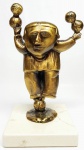 INOS CORRADIN com certificado - ''Equilibrista'' - Raríssima e belíssima escultura em bronze patinado de excelente fundição e qualidade escultórica, elegantemente montada sobre base de mármore espanhol crema marfil. Assinado Inos. Perfeito estado de conservação. Mede 20 x 10 x 10 cm. Acompanha certificado de autenticidade emitido pelo artista e registrado em cartório. NOTA: Artista premiado e catalogado.1929 Nasce em 14 de novembro, em Vogogna, Piemonti, Itália. Com alguns meses seus pais transferem-se para Montreaux, Suíça Francesa, onde permanece até os 5 anos de idade. Depois, volta para a Itália, em Castelbado, Província de Padova, terra de seus pais, onde passa a infância e juventude. 1945Estuda pintura com o professor Tardivello. 1947Colabora com o pintor Pendini na execução de um mural alusivo aos mártires da resistência italiana, em Castelbaldo, Padova Itália. 1950Chega ao Brasil, estabelecendo-se em Jundiaí, São Paulo. 1951Conhece o pintor argentino Osvaldo Navarro que dirige o Atelier Cooperativa Politone na Vila Mariana, São Paulo. É convidado a fazer parte do núcleo artístico do qual participam, entre outros, os pintores: Ian Woronieki e Geraldo Trindade Leal e mais cinco pintores. 1952Convidado a participar do II Salão Paulista de arte moderna de São Paulo. 1953Chega a Salvador da Bahia com o pintor Trindade Leal. Conhece o grupo artístico baiano da época: Mário Cravo Júnior, Rubens Valentin, Aguinaldo dos Santos, Caribè, Raimundo de Oliveira, Pancetti, Jenner Augusto, Wilson Rocha e Mirabeau Sampaio, o crítico Wilson Rocha e o cantor e compositor Dorival Caymmi. 1954Convidado a participar do Salão Nacional de Arte Moderna do Rio de Janeiro.Osvaldo Gil Navarro o convida a participar da equipe de cenógrafos do Ballet do IV Centenário de São Paulo. Executa cenários para ballet e peças teatrais para Rugero Giacobbi e Aldo Cravo.1955Continua ativo como cenógrafo. 1957Começa uma nova fase de sua vida. Chega a Ibiúna, São Paulo, onde pinta e trabalha com os madeireiros que na época tinham na madeira sua principal fonte de economia, de onde extraia madeira para sua pequena fábrica de brinquedos. Nesta cidade, conhece o seu primeiro e mais importante marchand: Américo Reisfeld, que após cessar suas atividades é sucedido por seu genro, o Sr. Josef Bar-Tzion, que o representa em diversas exposições internacionais. 1960Casa-se com Maria Helena Rolin Carmelo com a qual teve três filhos. 1976É representado pela Sra. Carla Surian Albori com exclusividade européia. 1977Faz sua primeira exposição individual na Galeria de Arte André São Paulo, hoje denominada Nova André Galeria, onde trabalhou com exclusividade para André Blau, desde o começo da década de 60. 1979Contratado para pintar um cenário 8 x 11m para o teatro de Rovigo Itália 1990A Prefeitura de Jundiaí adquire 5 obras, com motivos religiosos, que estão expostos no Velório Municipal Adamastor Fernandes. 1993A Prefeitura Municipal de Jundiaí lhe presta uma homenagem pelos seus 40 Anos de Pintura, organizando uma exposição retrospectiva no Paço Municipal Nova Jundiaí, com obras emprestadas por inúmeros colecionadores. 1997Lança o livro La Visione Incantata na Nova André Galeria, em S.Paulo, com uma exposição. (livro lançado simultaneamente no Brasil e na Europa), lançado por Edas Edizioni DArte Surian. 2001Lança seu livro Venticinque Anni di mostre in Europa, lançado por Edas Edizioni DArte Surian. 2002A Companhia Italiana Costa Navegações lança ao mar o navio Costa Atlântica em Veneza e o contrata para decorar suas cabines com 800 serigrafias e 42 óleos sobre tela.Passa a fazer parte dos anais da Câmara Federal com discurso feito pelo Deputado Federal André Benassi ressaltando sua importância na pintura no Brasil e exterior. 2004Comemora 50 anos de pintura com uma super exposição no Hotel Intercontinental, na Al.Santos em S.Paulo, onde lançou seu livro 50 Anos de Pintura, editado por Auderi Martins. 2005É solicitado pela Prefeitura Municipal de Jundiaí, através do Prefeito Ary Fossen para criar um selo comemorativo dos 350 anos da cidade. Este selo também foi lançado pela Empresa Brasileira de Correios e Telégrafos. 2006É homenageado pela Associação Terapêutica de Estimulação Auditiva e Linguagem - ATEAL, juntamente com a Prefeitura Municipal de Jundiaí, em função de sua benemerência com as crianças assistidas dessa ONG, que inclusive reproduziram de forma singular algumas de suas obras. 2007Pinta o óleo sobre tela Tributo à Serra do Japi (l,80 x 9,00m), cuja réplica transformada num painel de 9,00 e 4,5 metros, encontra-se em exposição permanente na Rodoviária de Jundiaí, a convite do Prefeito Ary Fossen. 2008Lançamento do documentário INOS que traça um panorama de sua vida artística nos seus 56 anos de carreira, bem como curiosidades de sua vida pessoal. 2009Ano em que Inos completa 80 anos. As comemorações começaram em maio, na Itália, onde ele foi homenageado pela Prefeitura de Padova, através do Prefeito Flavio Zanonato, com uma exposição num Palácio Medieval do século XVI, na Salla della Gran Guardia na Piazza dei Signori.Em setembro, Inos fecha as comemorações com uma grande exposição na Nova André Galeria, onde trabalhou com exclusividade por 30 anos. Inos retorna à sua velha casa, depois de percorrer um longo caminho com mais de 200 exposições internacionais.Ainda em 2009,lança a 2ª edição do livro 50 Anos de Pintura com uma noite de autógrafos na Livraria da Vila, Al.Lorena em S.Paulo; 2010A Prefeitura de Jundiaí, por iniciativa do prefeito, Sr. Miguel Haddad, presta-lhe uma homenagem pelos seus 80 anos com uma exposição de esculturas e fotos de sua carreira ao lado de familiares e celebridades do mundo das artes, da música e da política nacional e internacional. O momento mais emocionante da homenagem foi o espetáculo musical, organizado por sua assessora Sandra Carnio, chamado Um concerto para Inos com músicas que retrataram momentos marcantes da vida do pintor, tendo à frente a cantora Clarina Fasanaro e músicos convidados.A convite do artista Ivald Granato passa a integrar o Grupo dos Onze (G11). O referido grupo é composto de renomados artistas da atualidade, dentre eles Cláudio Tozzi, Mario Gruber, Peticov, entre outros.A escultura O Saxofonista é escolhida para premiar sessenta grandes nomes da indústria musical brasileira no evento Expo Show Business, promovido por Tom Gomes. Dentre os premiados, Dody Serena, empresário do cantor Roberto Carlos, Guto Graça Mello, produtor musical da TV Globo, Marcelo Castello Branco, presidente da gravadora EMI e José Celso Guida, diretor geral da gravadora Biscoito Fino. 2011É homenageado com a exposição Gabinete de Arte Inos Corradin na Câmara Federal Brasília - DF , por ocasião do Momento Itália/Brasil. Inos que chegou ao Brasil na década de 50 é um símbolo da ligação e amizade entre brasileiros e italianos. 2013É homenageado na cidade de Padova - Itália, com o prêmio "Città di Padova 2013" pela sua trajetória artística.