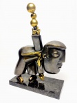 INOS CORRADIN com certificado - ''Equilibrista'' - Raríssima e belíssima escultura em bronze patinado de excelente fundição elegantemente montada sobre base de granito. Assinado Inos. Perfeito estado de conservação. Mede 30 x 21 x 09CM. Acompanha certificado de autenticidade emitido pelo artista e registrado em cartório. NOTA: Artista premiado e catalogado.1929 Nasce em 14 de novembro, em Vogogna, Piemonti, Itália. Com alguns meses seus pais transferem-se para Montreaux, Suíça Francesa, onde permanece até os 5 anos de idade. Depois, volta para a Itália, em Castelbado, Província de Padova, terra de seus pais, onde passa a infância e juventude. 1945Estuda pintura com o professor Tardivello. 1947Colabora com o pintor Pendini na execução de um mural alusivo aos mártires da resistência italiana, em Castelbaldo, Padova Itália. 1950Chega ao Brasil, estabelecendo-se em Jundiaí, São Paulo. 1951Conhece o pintor argentino Osvaldo Navarro que dirige o Atelier Cooperativa Politone na Vila Mariana, São Paulo. É convidado a fazer parte do núcleo artístico do qual participam, entre outros, os pintores: Ian Woronieki e Geraldo Trindade Leal e mais cinco pintores. 1952Convidado a participar do II Salão Paulista de arte moderna de São Paulo. 1953Chega a Salvador da Bahia com o pintor Trindade Leal. Conhece o grupo artístico baiano da época: Mário Cravo Júnior, Rubens Valentin, Aguinaldo dos Santos, Caribè, Raimundo de Oliveira, Pancetti, Jenner Augusto, Wilson Rocha e Mirabeau Sampaio, o crítico Wilson Rocha e o cantor e compositor Dorival Caymmi. 1954Convidado a participar do Salão Nacional de Arte Moderna do Rio de Janeiro.Osvaldo Gil Navarro o convida a participar da equipe de cenógrafos do Ballet do IV Centenário de São Paulo. Executa cenários para ballet e peças teatrais para Rugero Giacobbi e Aldo Cravo.1955Continua ativo como cenógrafo. 1957Começa uma nova fase de sua vida. Chega a Ibiúna, São Paulo, onde pinta e trabalha com os madeireiros que na época tinham na madeira sua principal fonte de economia, de onde extraia madeira para sua pequena fábrica de brinquedos. Nesta cidade, conhece o seu primeiro e mais importante marchand: Américo Reisfeld, que após cessar suas atividades é sucedido por seu genro, o Sr. Josef Bar-Tzion, que o representa em diversas exposições internacionais. 1960Casa-se com Maria Helena Rolin Carmelo com a qual teve três filhos. 1976É representado pela Sra. Carla Surian Albori com exclusividade européia. 1977Faz sua primeira exposição individual na Galeria de Arte André São Paulo, hoje denominada Nova André Galeria, onde trabalhou com exclusividade para André Blau, desde o começo da década de 60. 1979Contratado para pintar um cenário 8 x 11m para o teatro de Rovigo Itália 1990A Prefeitura de Jundiaí adquire 5 obras, com motivos religiosos, que estão expostos no Velório Municipal Adamastor Fernandes. 1993A Prefeitura Municipal de Jundiaí lhe presta uma homenagem pelos seus 40 Anos de Pintura, organizando uma exposição retrospectiva no Paço Municipal Nova Jundiaí, com obras emprestadas por inúmeros colecionadores. 1997Lança o livro La Visione Incantata na Nova André Galeria, em S.Paulo, com uma exposição. (livro lançado simultaneamente no Brasil e na Europa), lançado por Edas Edizioni DArte Surian. 2001Lança seu livro Venticinque Anni di mostre in Europa, lançado por Edas Edizioni DArte Surian. 2002A Companhia Italiana Costa Navegações lança ao mar o navio Costa Atlântica em Veneza e o contrata para decorar suas cabines com 800 serigrafias e 42 óleos sobre tela.Passa a fazer parte dos anais da Câmara Federal com discurso feito pelo Deputado Federal André Benassi ressaltando sua importância na pintura no Brasil e exterior. 2004Comemora 50 anos de pintura com uma super exposição no Hotel Intercontinental, na Al.Santos em S.Paulo, onde lançou seu livro 50 Anos de Pintura, editado por Auderi Martins. 2005É solicitado pela Prefeitura Municipal de Jundiaí, através do Prefeito Ary Fossen para criar um selo comemorativo dos 350 anos da cidade. Este selo também foi lançado pela Empresa Brasileira de Correios e Telégrafos. 2006É homenageado pela Associação Terapêutica de Estimulação Auditiva e Linguagem - ATEAL, juntamente com a Prefeitura Municipal de Jundiaí, em função de sua benemerência com as crianças assistidas dessa ONG, que inclusive reproduziram de forma singular algumas de suas obras. 2007Pinta o óleo sobre tela Tributo à Serra do Japi (l,80 x 9,00m), cuja réplica transformada num painel de 9,00 e 4,5 metros, encontra-se em exposição permanente na Rodoviária de Jundiaí, a convite do Prefeito Ary Fossen. 2008Lançamento do documentário INOS que traça um panorama de sua vida artística nos seus 56 anos de carreira, bem como curiosidades de sua vida pessoal. 2009Ano em que Inos completa 80 anos. As comemorações começaram em maio, na Itália, onde ele foi homenageado pela Prefeitura de Padova, através do Prefeito Flavio Zanonato, com uma exposição num Palácio Medieval do século XVI, na Salla della Gran Guardia na Piazza dei Signori.Em setembro, Inos fecha as comemorações com uma grande exposição na Nova André Galeria, onde trabalhou com exclusividade por 30 anos. Inos retorna à sua velha casa, depois de percorrer um longo caminho com mais de 200 exposições internacionais.Ainda em 2009,lança a 2ª edição do livro 50 Anos de Pintura com uma noite de autógrafos na Livraria da Vila, Al.Lorena em S.Paulo; 2010A Prefeitura de Jundiaí, por iniciativa do prefeito, Sr. Miguel Haddad, presta-lhe uma homenagem pelos seus 80 anos com uma exposição de esculturas e fotos de sua carreira ao lado de familiares e celebridades do mundo das artes, da música e da política nacional e internacional. O momento mais emocionante da homenagem foi o espetáculo musical, organizado por sua assessora Sandra Carnio, chamado Um concerto para Inos com músicas que retrataram momentos marcantes da vida do pintor, tendo à frente a cantora Clarina Fasanaro e músicos convidados.A convite do artista Ivald Granato passa a integrar o Grupo dos Onze (G11). O referido grupo é composto de renomados artistas da atualidade, dentre eles Cláudio Tozzi, Mario Gruber, Peticov, entre outros.A escultura O Saxofonista é escolhida para premiar sessenta grandes nomes da indústria musical brasileira no evento Expo Show Business, promovido por Tom Gomes. Dentre os premiados, Dody Serena, empresário do cantor Roberto Carlos, Guto Graça Mello, produtor musical da TV Globo, Marcelo Castello Branco, presidente da gravadora EMI e José Celso Guida, diretor geral da gravadora Biscoito Fino. 2011É homenageado com a exposição Gabinete de Arte Inos Corradin na Câmara Federal Brasília - DF , por ocasião do Momento Itália/Brasil. Inos que chegou ao Brasil na década de 50 é um símbolo da ligação e amizade entre brasileiros e italianos. 2013É homenageado na cidade de Padova - Itália, com o prêmio "Città di Padova 2013" pela sua trajetória artística.
